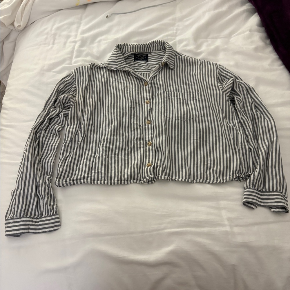 Abercrombie & Fitch Cropped Button Down Top